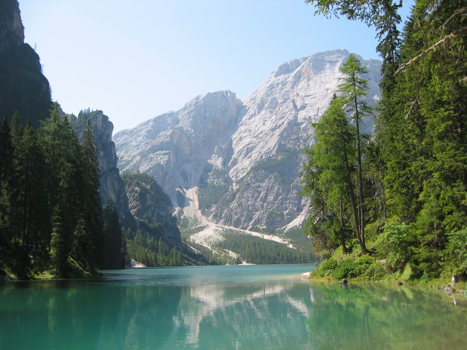 El lago di Braies y el Croda del Becco