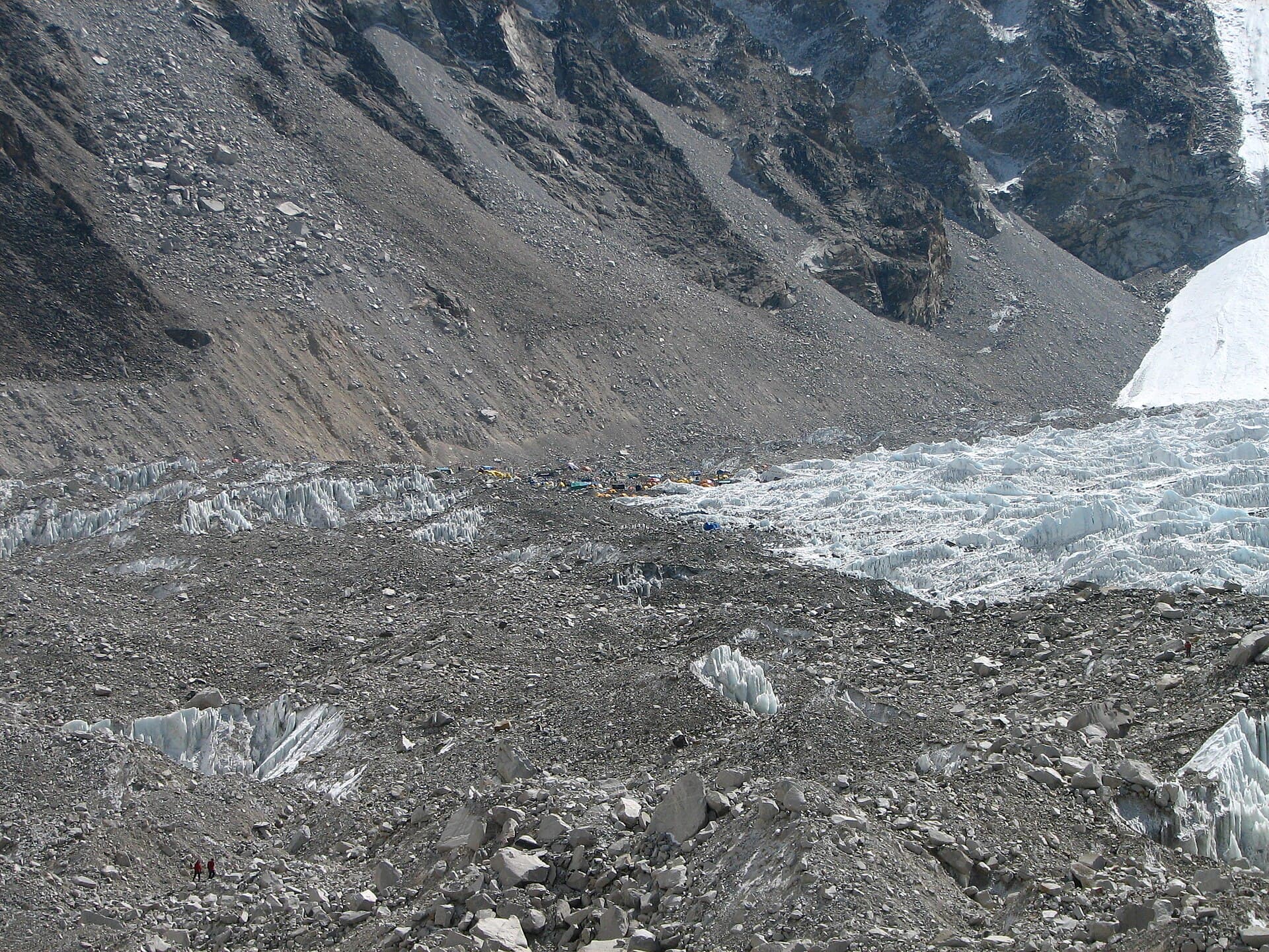 Carpas en el campo base del Everest, bajo la cascada de hielo del Khumbu