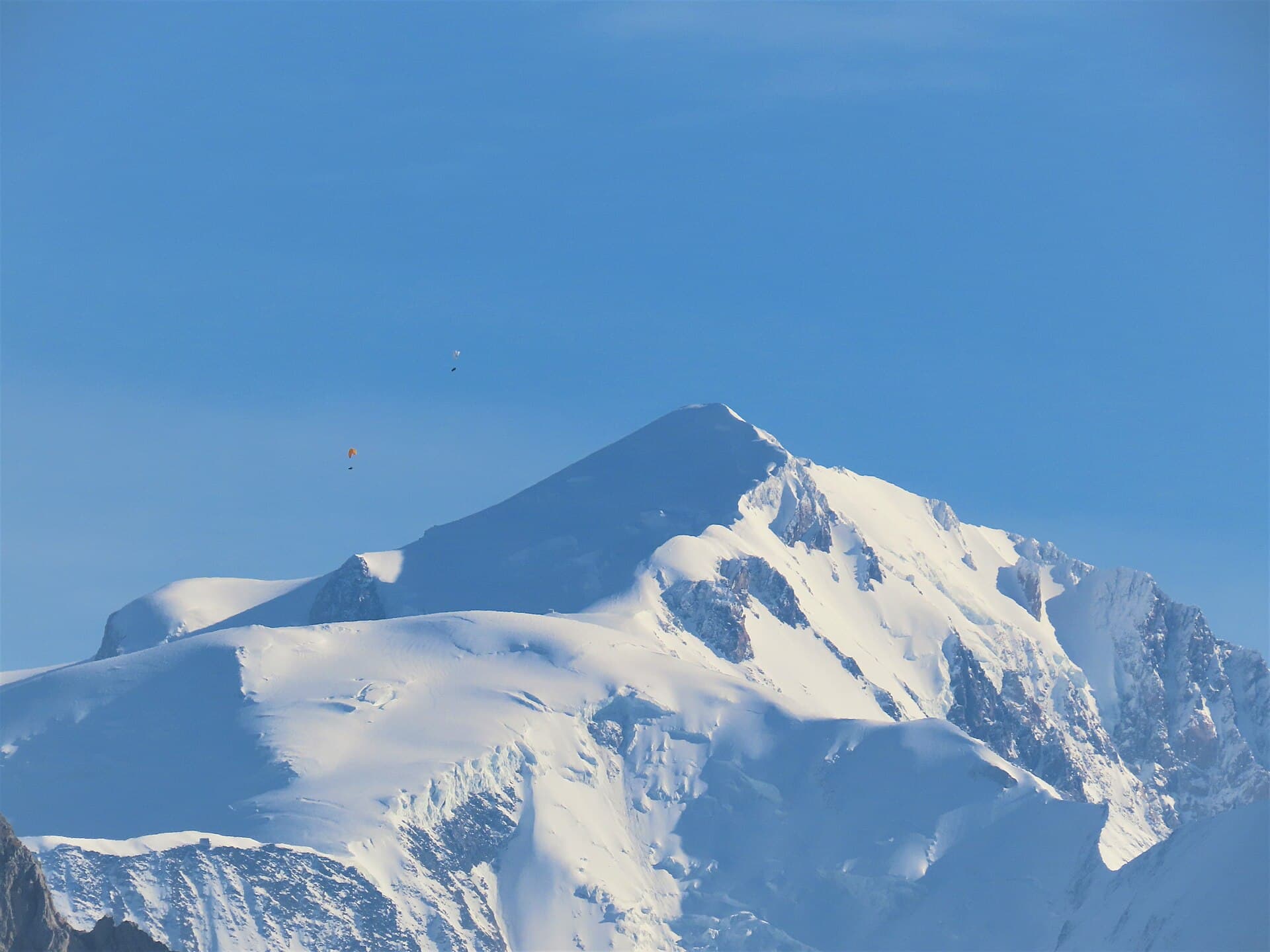 La cúpula nevada del Mont Blanc desde el Roc des Tours