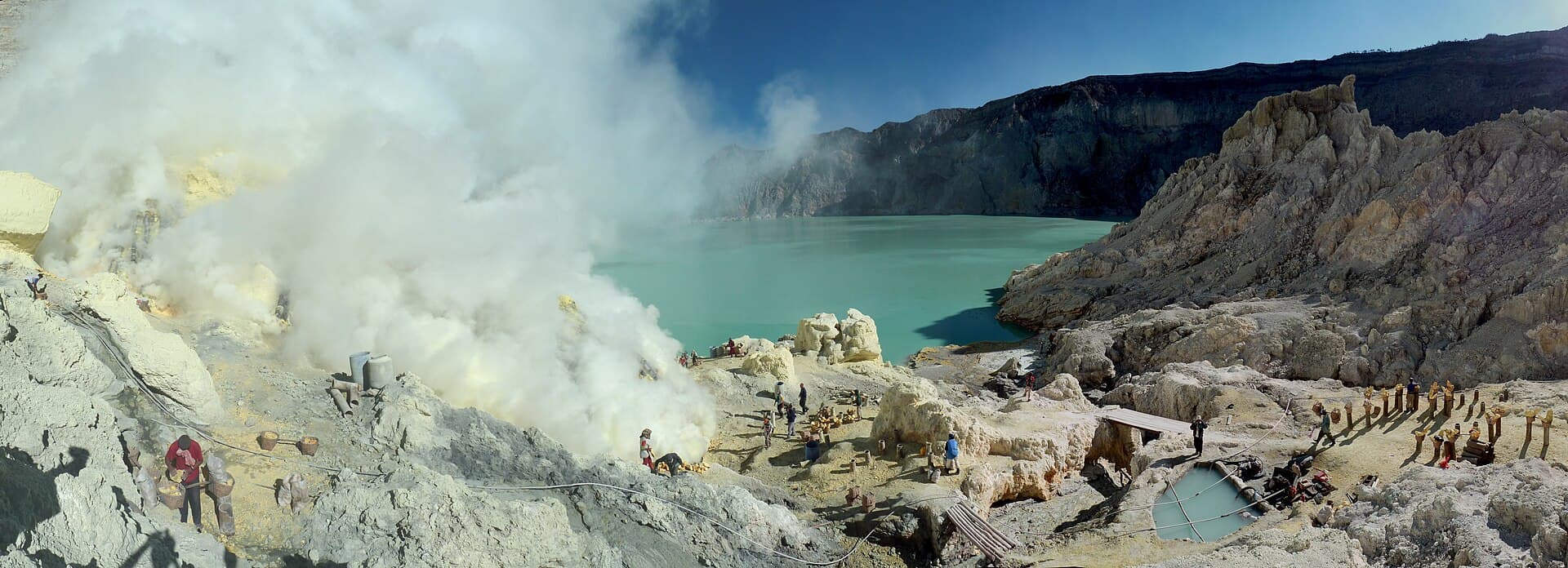 Sulfur carriers at the Kawah Ijen crater lake