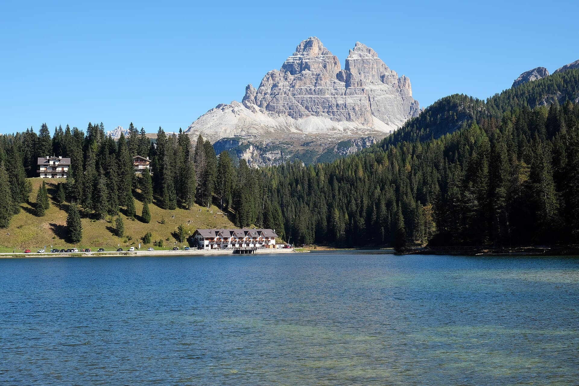 El lago di Misurina bajo las Tre Cime di Lavaredo