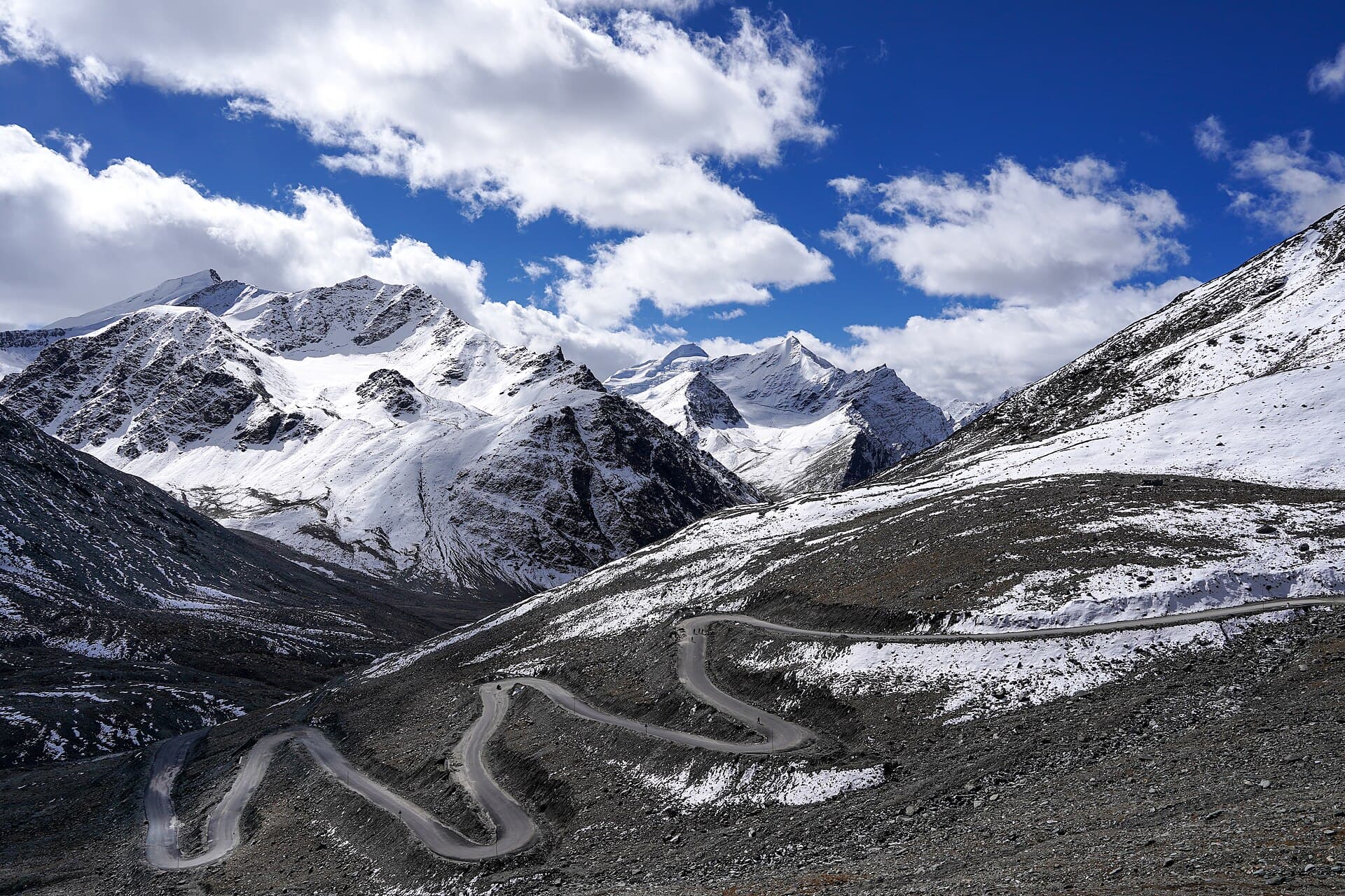 Switchbacks below the Shinku La, Lahaul
