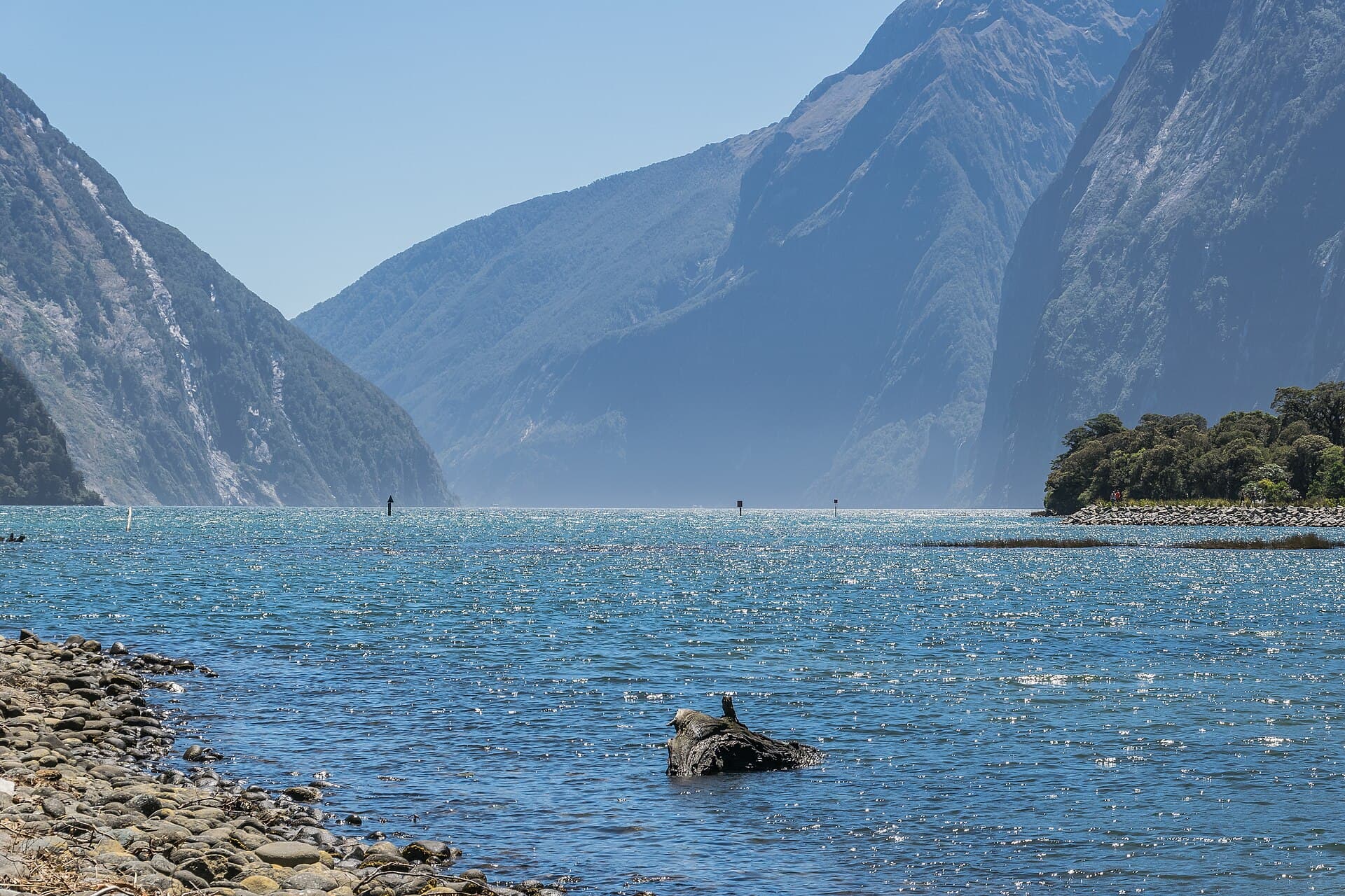 El Mitre Peak sobre Milford Sound, Fiordland
