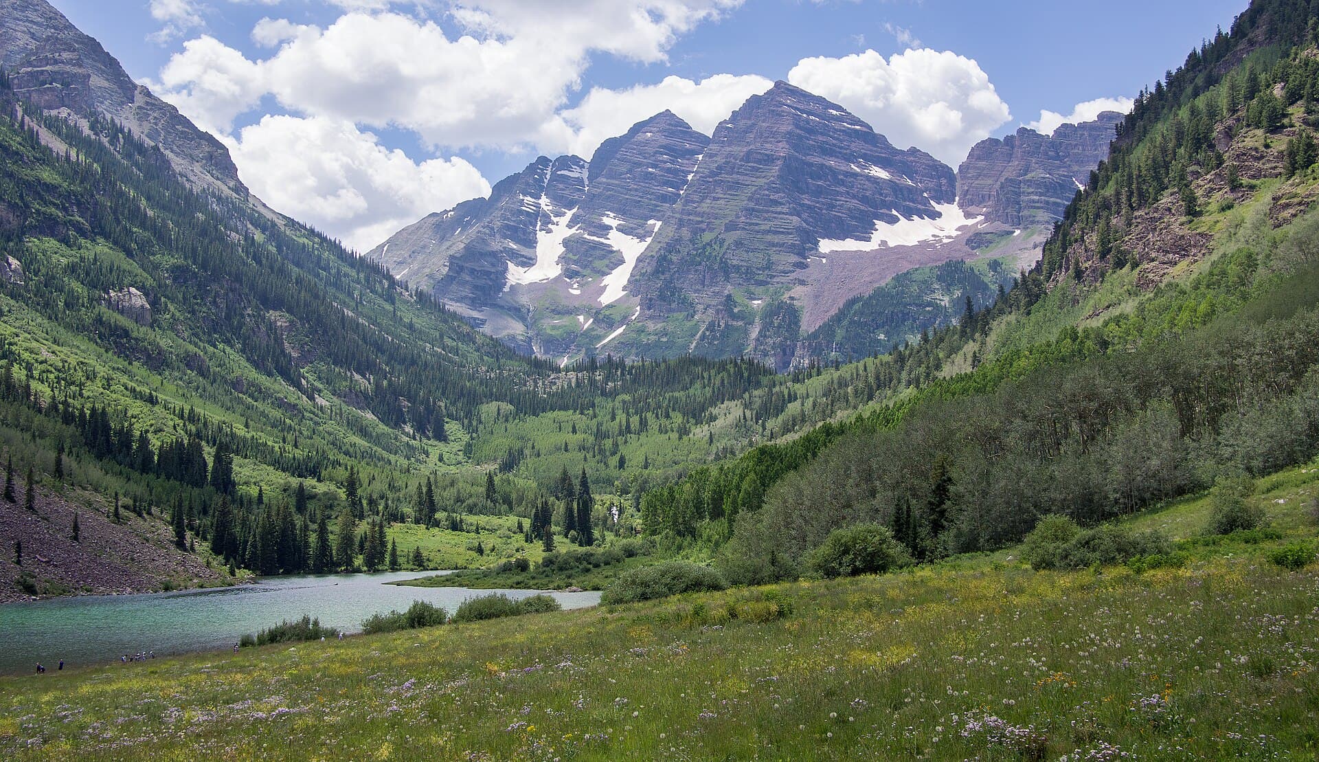 Los Maroon Bells sobre el fondo del valle