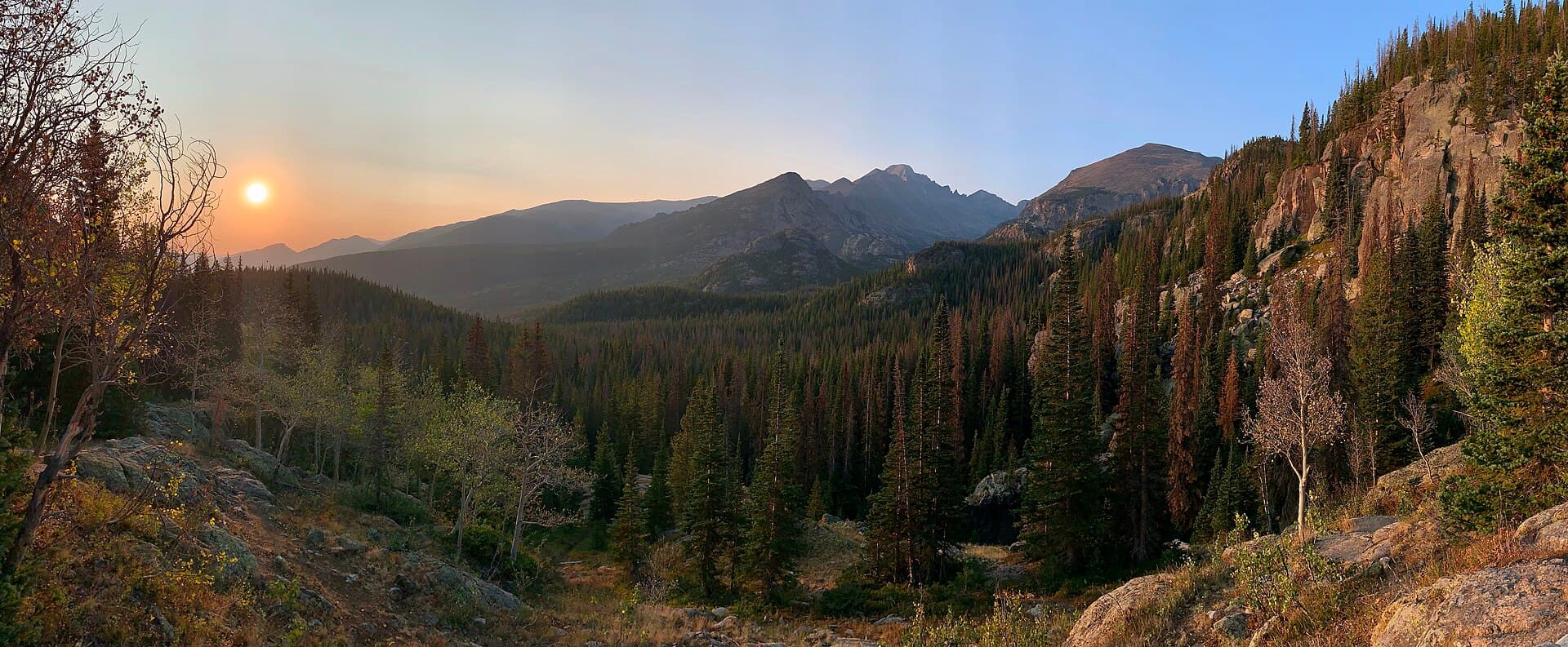 Longs Peak al amanecer desde el sendero de Dream Lake