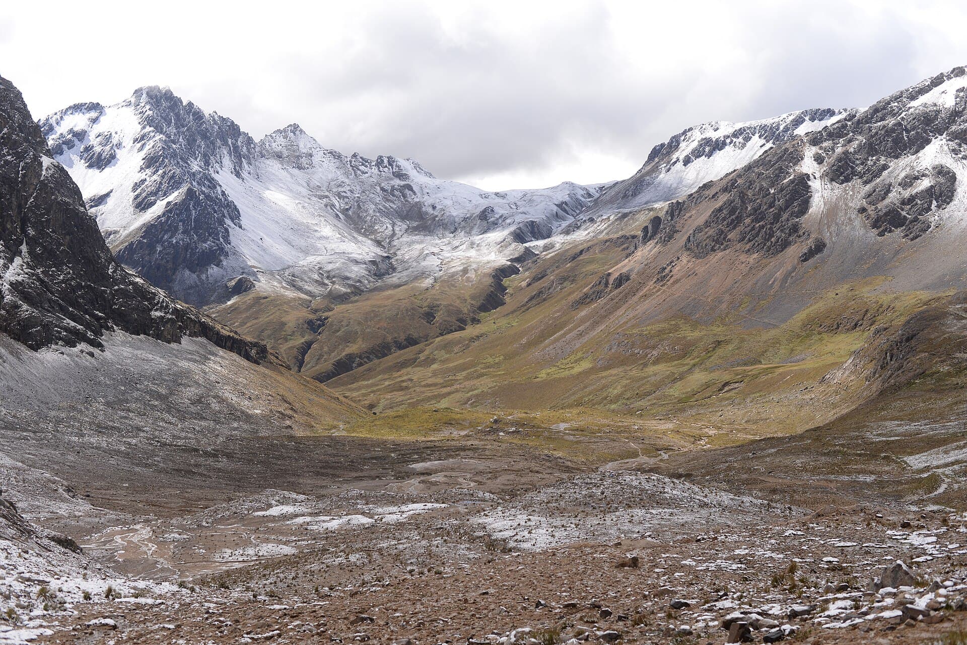 El valle de Pampacahuana bajo el Salkantay