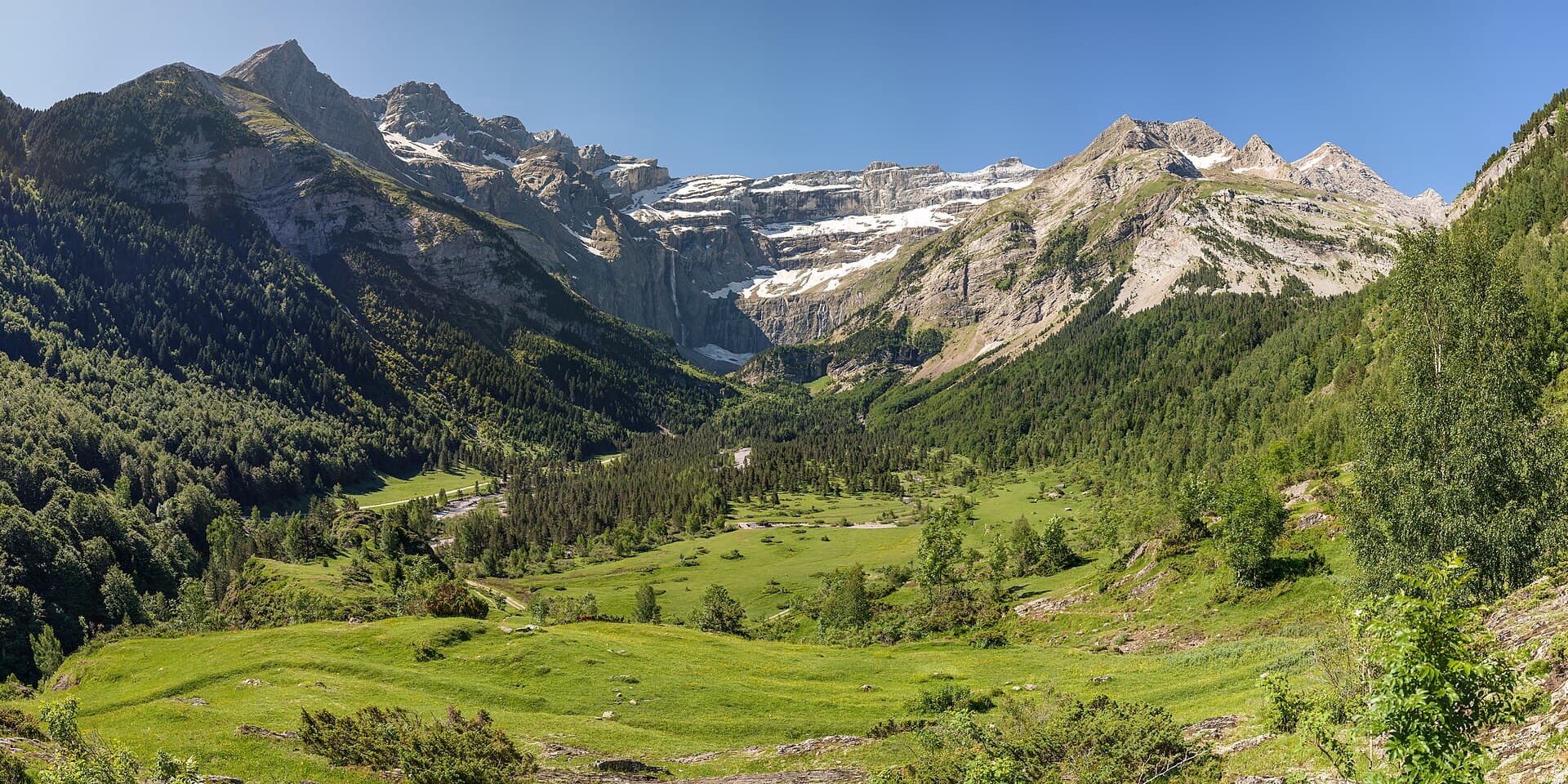 El circo de Gavarnie y el fondo verde de su valle