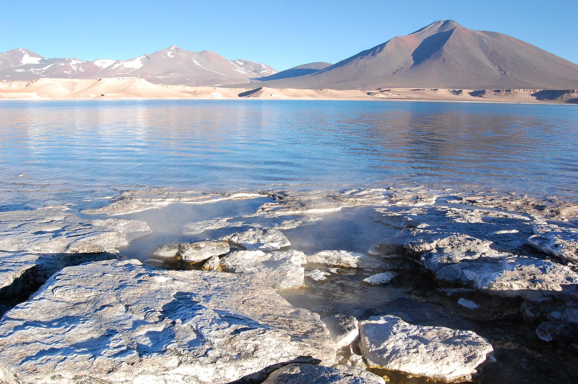 La orilla mineral de la laguna Verde, Atacama