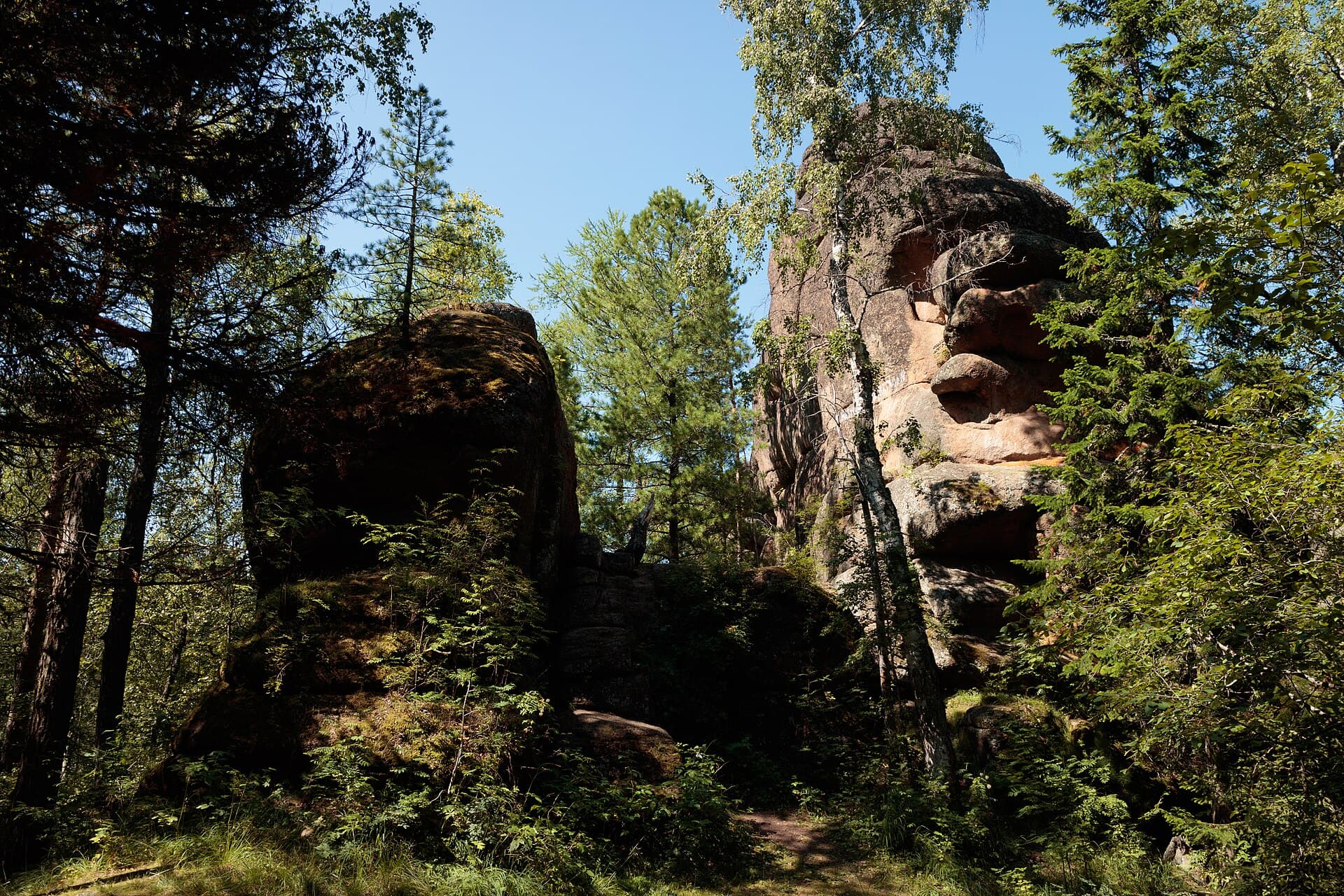 Formaciones rocosas en el bosque, Pilares de Krasnoyarsk