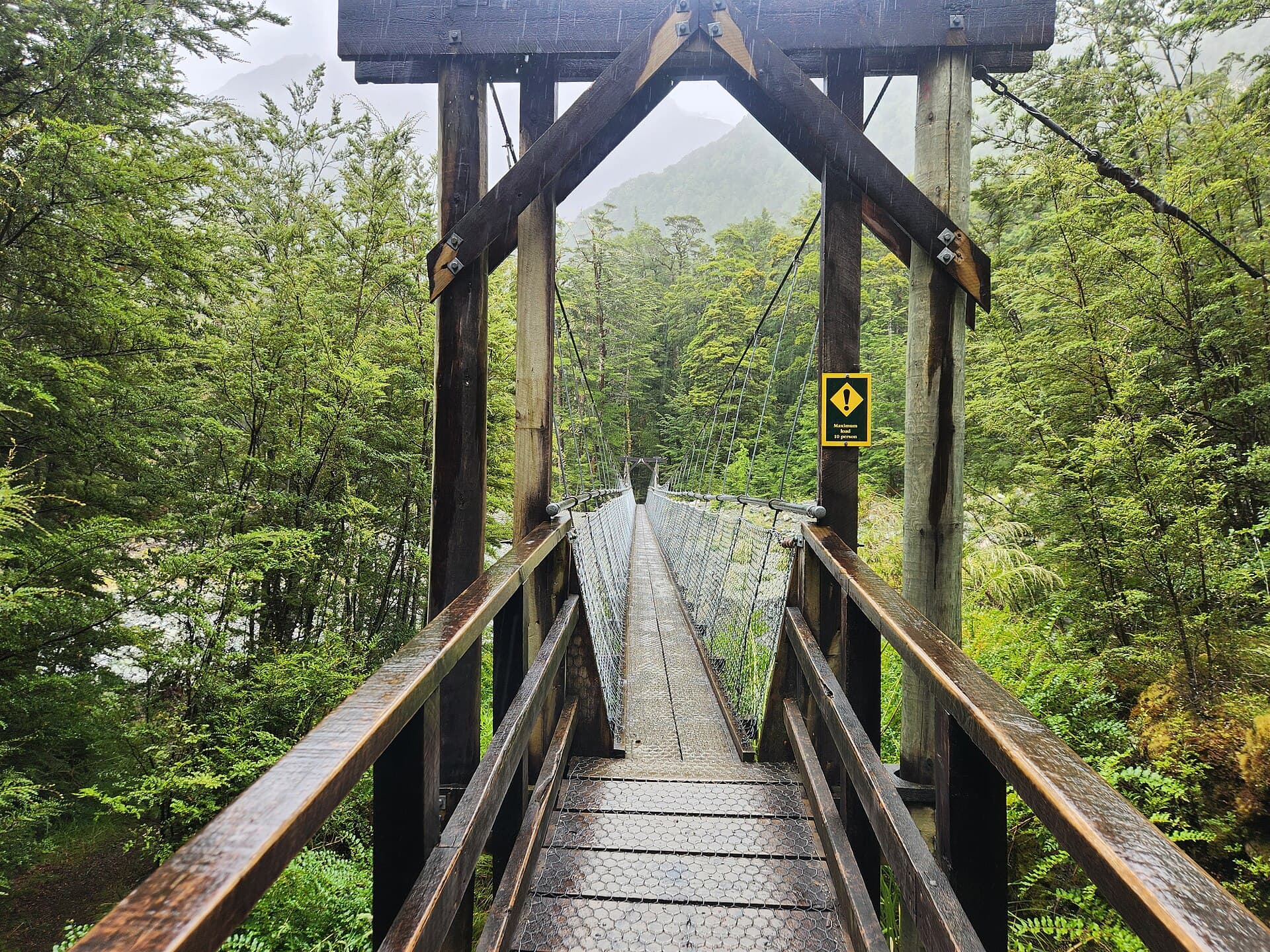 Un puente colgante en el Routeburn Track