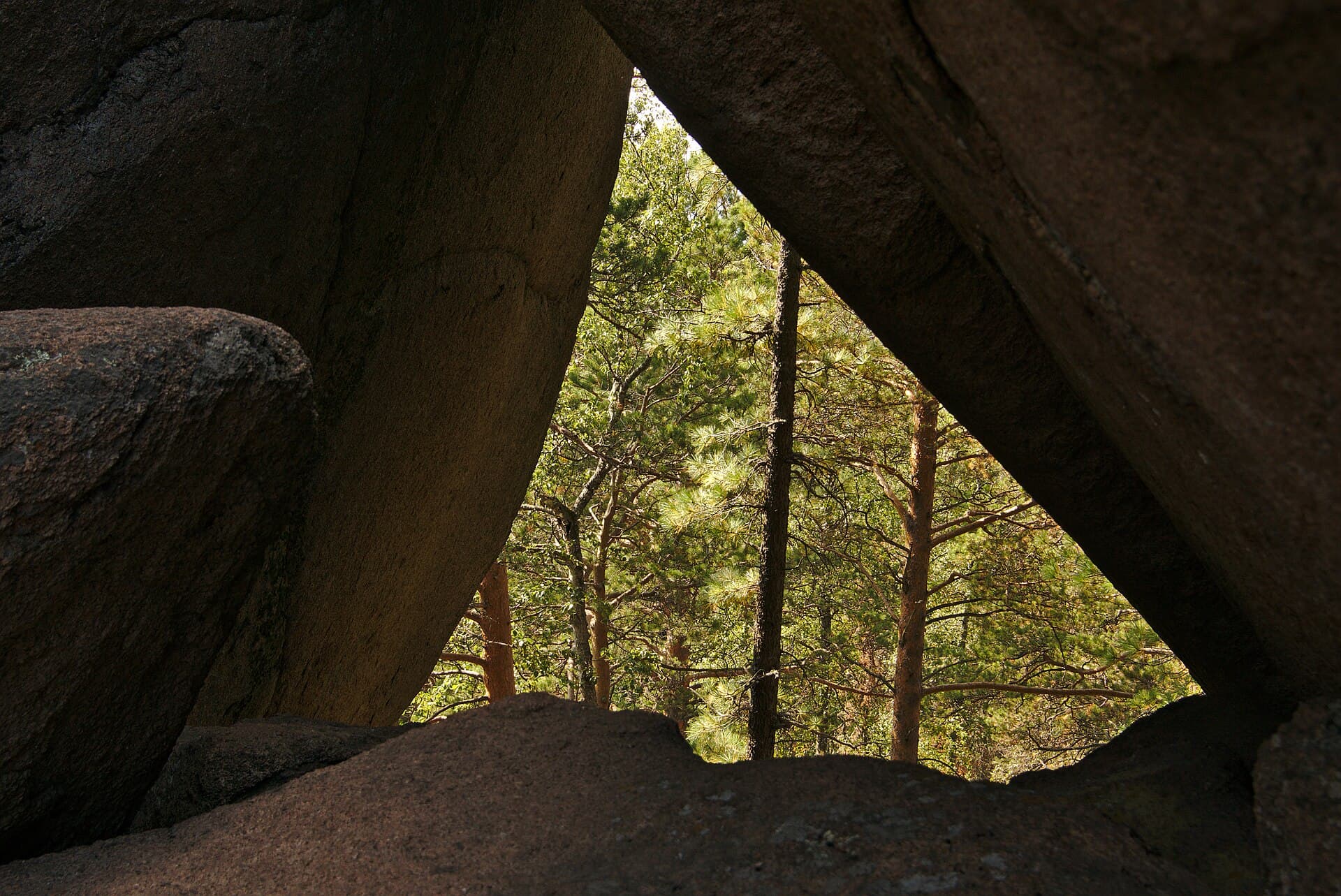 Un arco de roca entre los pinos, Stolby