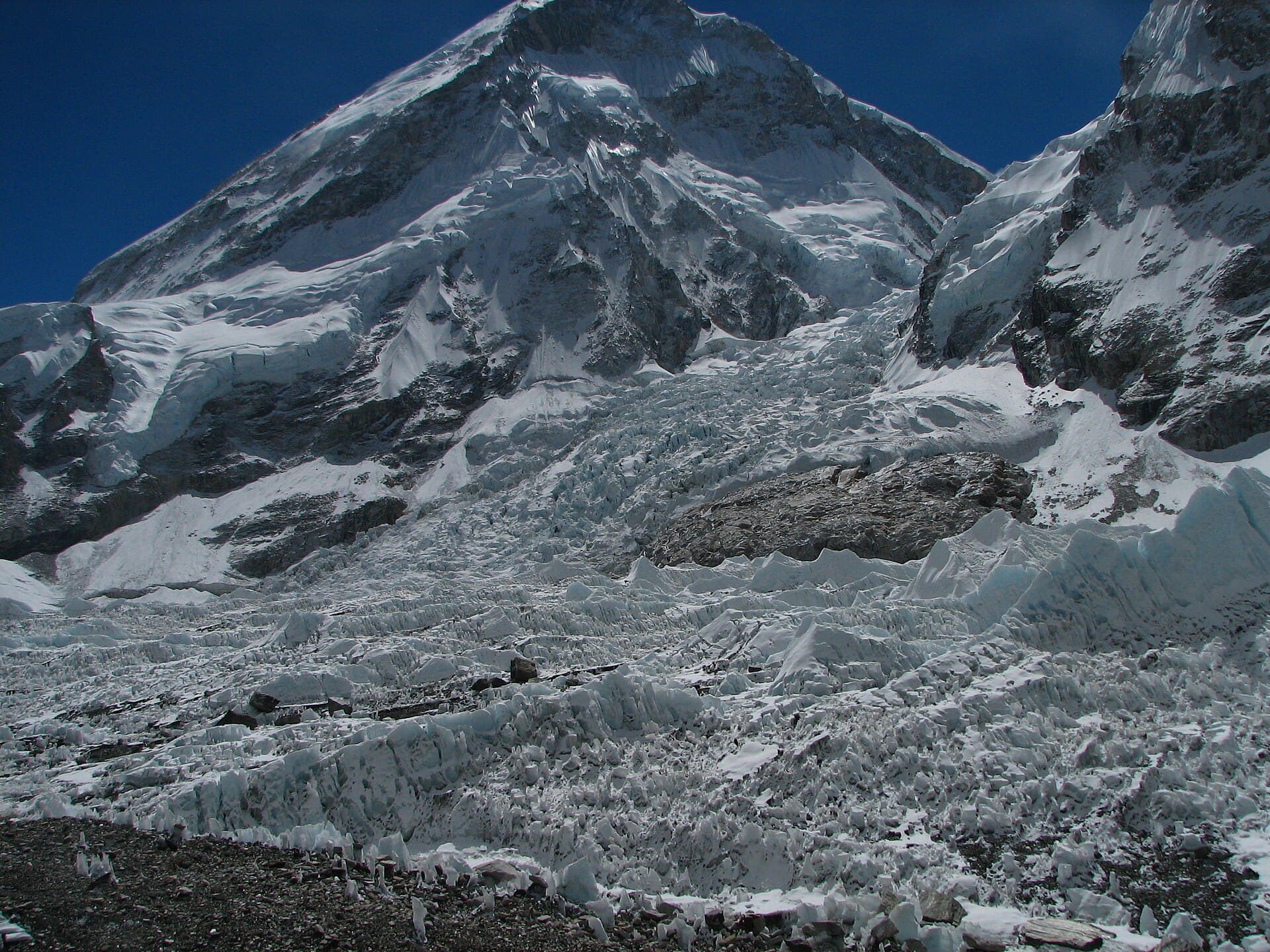 La cascada de hielo del Khumbu, en el trekking al campo base del Everest