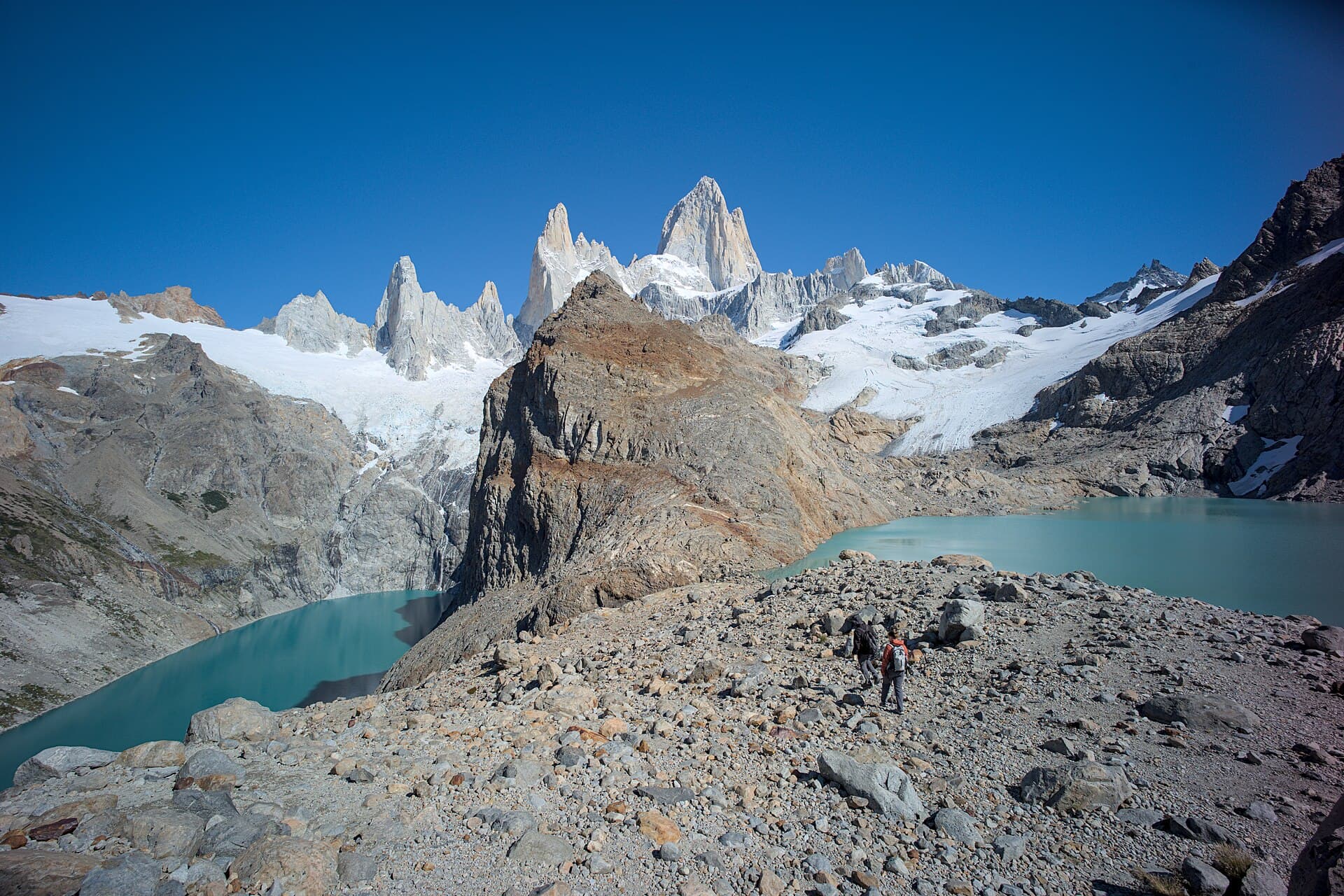 Walkers at Laguna de los Tres, Los Glaciares