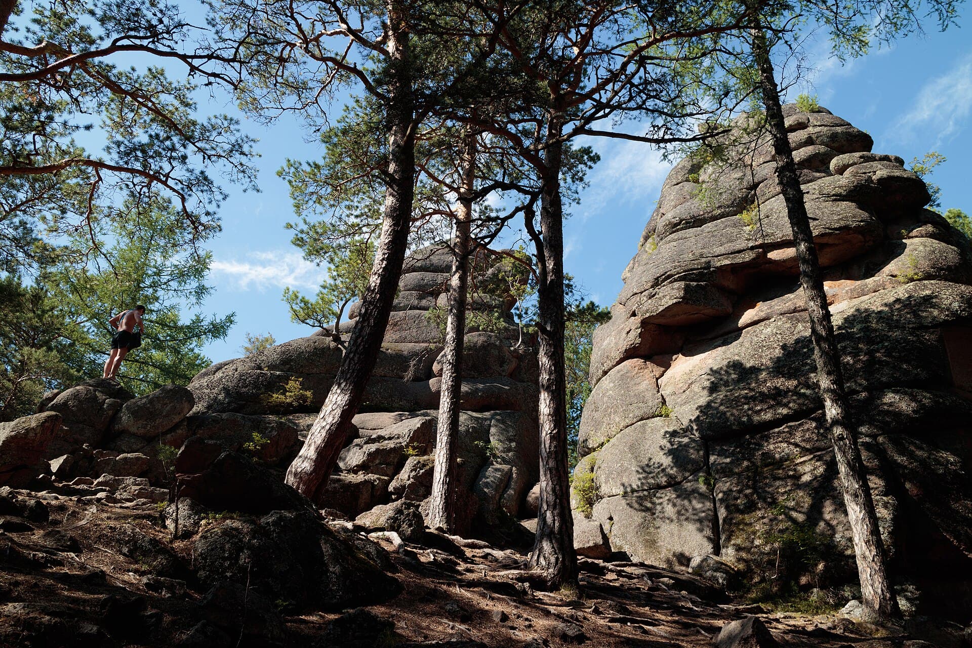 Una caminante entre los bloques de los Pilares de Krasnoyarsk