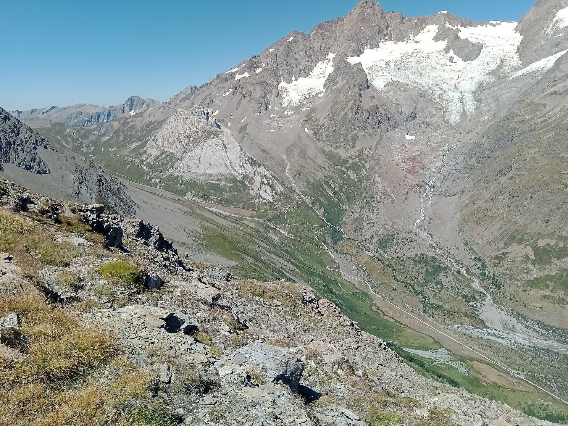 El Refugio Elisabetta bajo el Col du Mont Fortin, vertiente italiana del TMB
