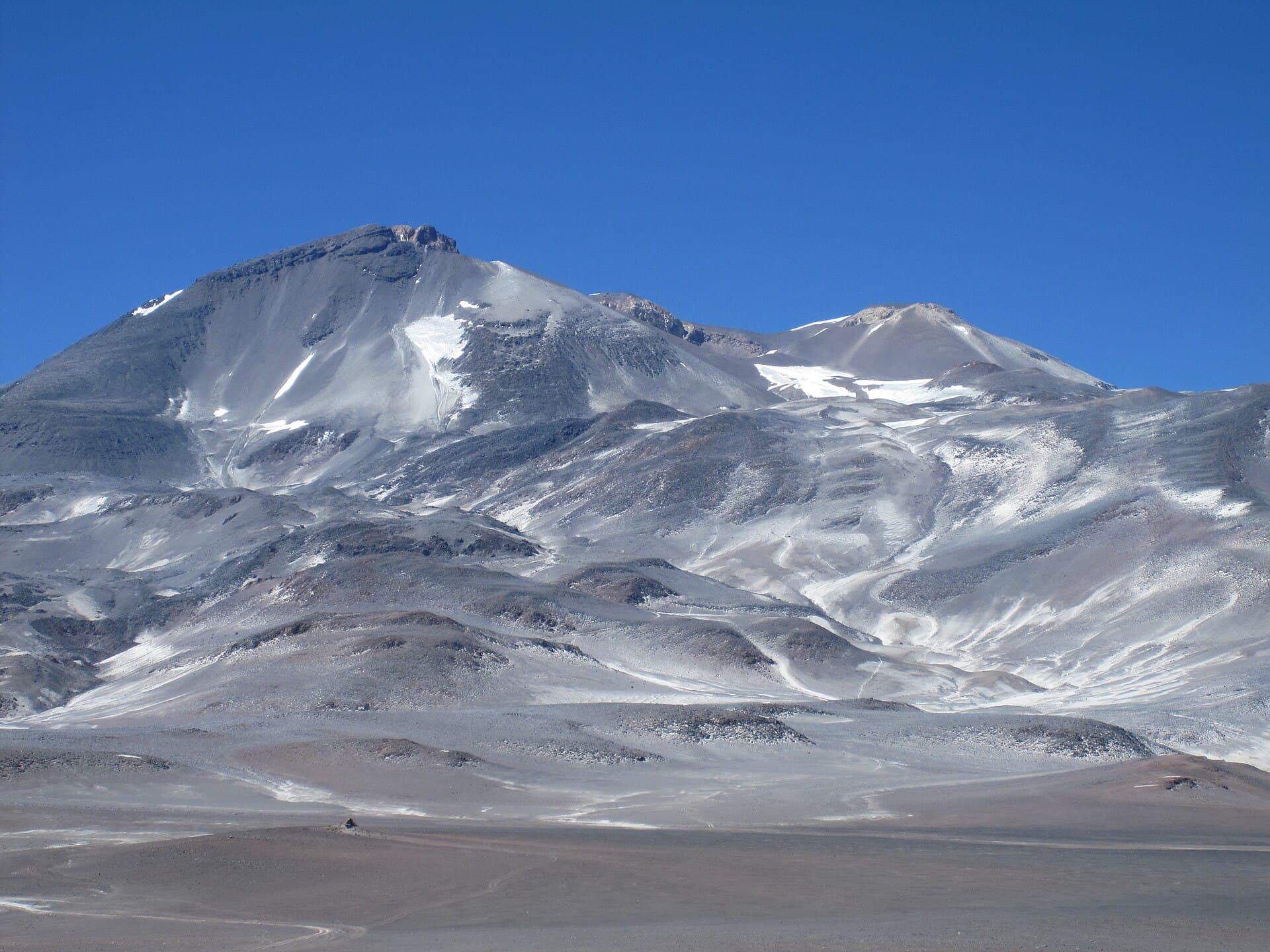 El Ojos del Salado sobre el desierto de la Puna