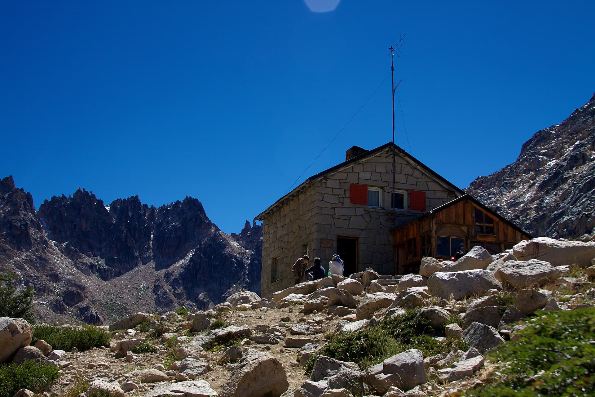El refugio Frey bajo las agujas del Catedral
