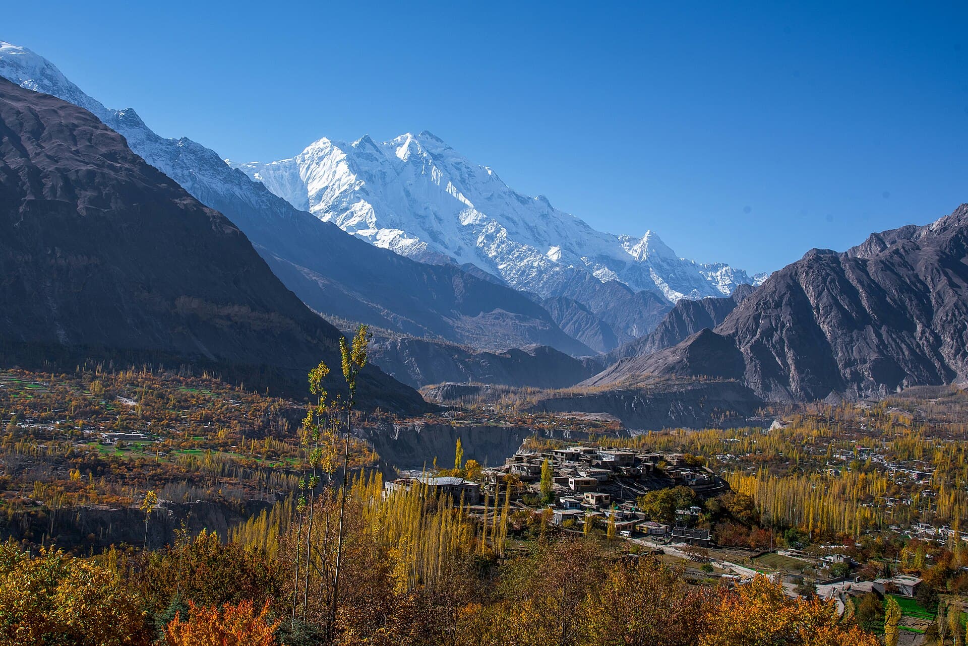 El Rakaposhi sobre el valle de Hunza en otono